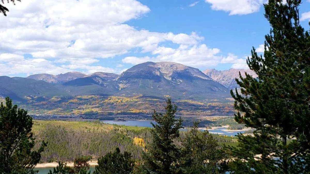 Van tour viewpoint over the Tenmile Range on a full-day Rocky Mountains trip from Denver to Breckenridge, Colorado